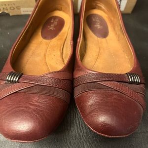Sonoma burgundy flats